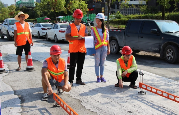 2018年8月，G220試驗路段交工驗收，測量彎沉評估路面的整體強度