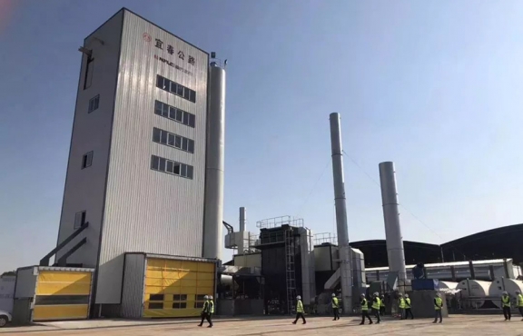 2018年10月12日，來自全國各地的筑養(yǎng)路行業(yè)專家、高?？蒲袑W者等150余人，蒞臨豐城綜合養(yǎng)護中心，現(xiàn)場觀摩全環(huán)保瀝青攪拌設備及各類環(huán)保裝置。